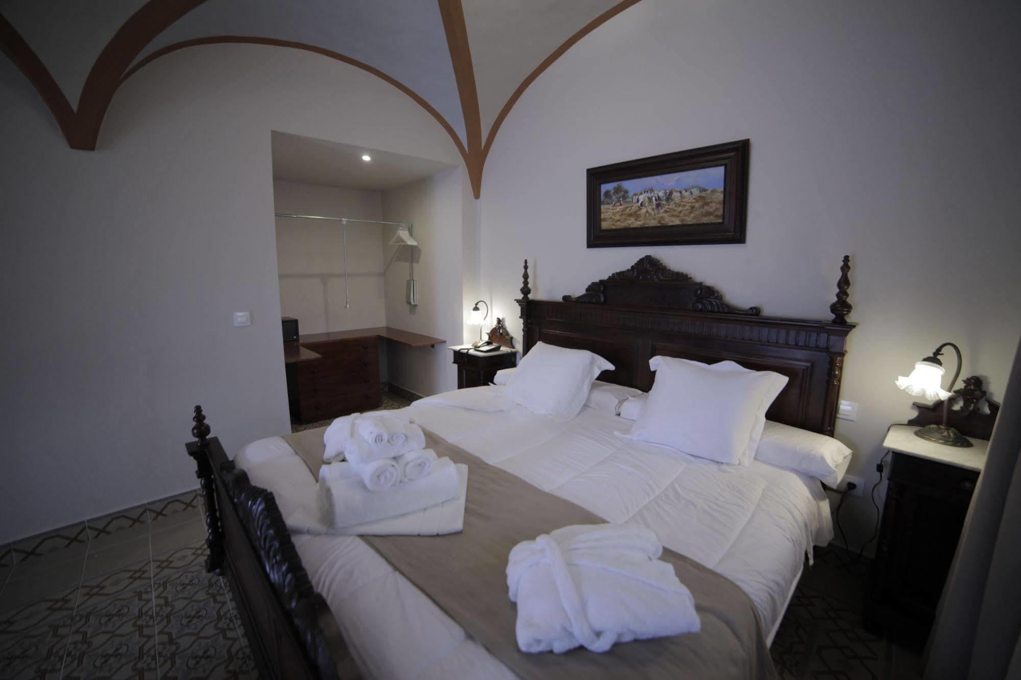 Hotel La Giralda Burguillos Del Cerro Dış mekan fotoğraf